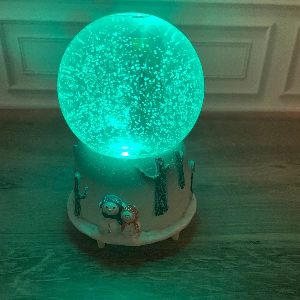 Romantic Couple Snow Globe Musical Light Up‎ Winter Scene Snowman Christmas Gift